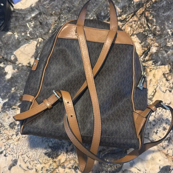 Micheal Kors Rhea medium backpack - Picture 2 of 6